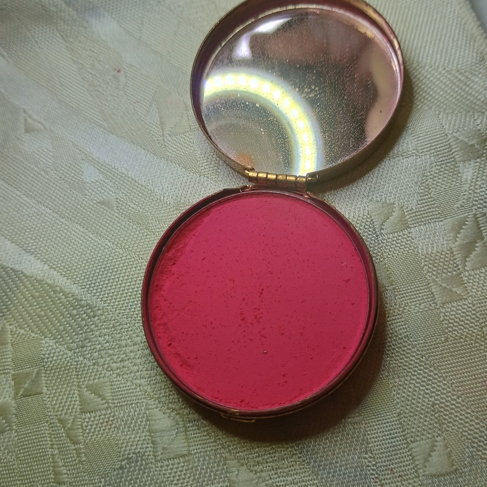 Elizabeth Arden Gold Textured Compact - Picture 3 of 3